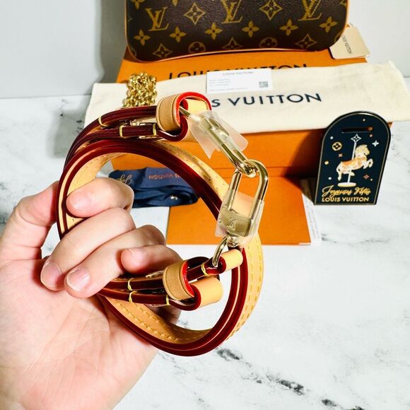 Louis Vuitton Liv Pochette - Picture 2 of 16